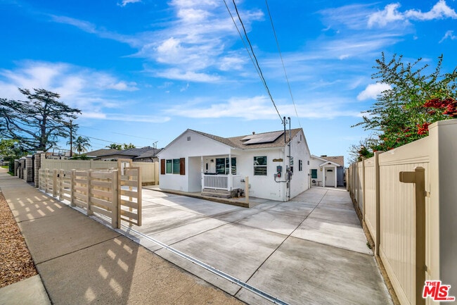 Building Photo - 10953 Whitegate Ave