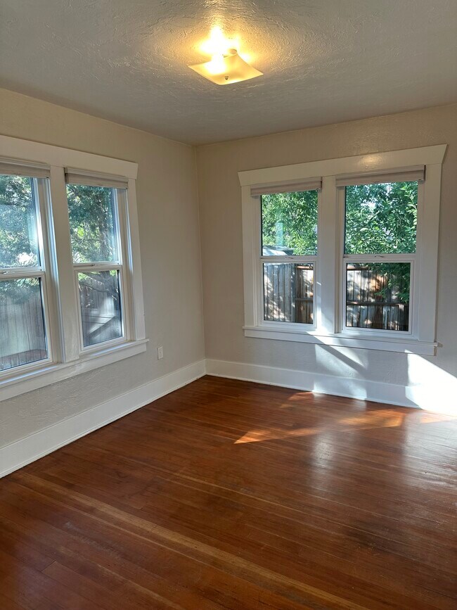 Building Photo - 1034 E Whitman St