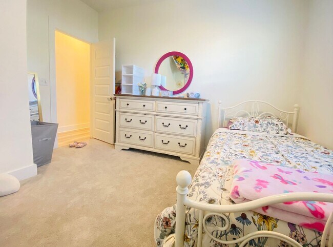 Building Photo - Spacious 4BR/2BA Home with Flexible Living Areas in Saddle Ridge