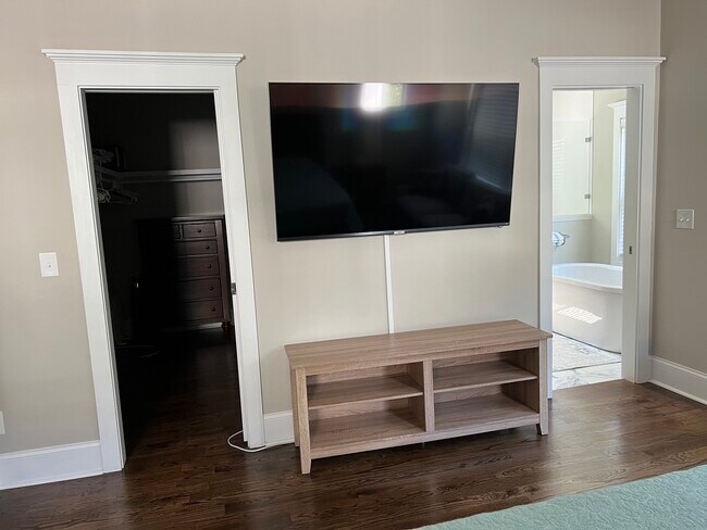 Building Photo - 1011 Everett Pl