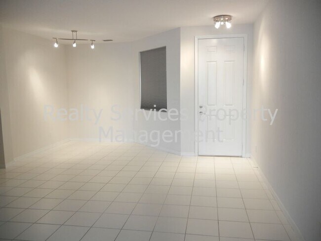 Building Photo - 3350 Antica St