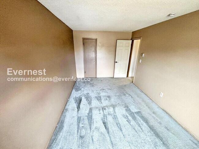 Building Photo - 4 Bed/2 Bath Home with Fenced Yard & Garage / Available Now!