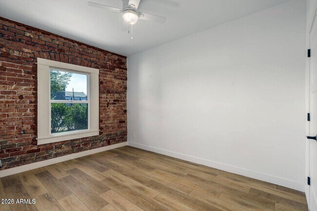 Building Photo - 912 E Roosevelt St