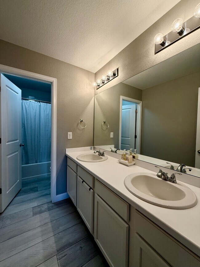 Building Photo - Spacious 5-Bedroom home with beautiful Vie...