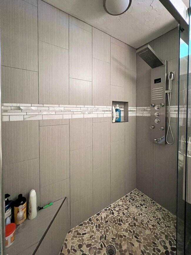 Building Photo - 3BR/2BA POOL HOME in SW Gainesville - avai...