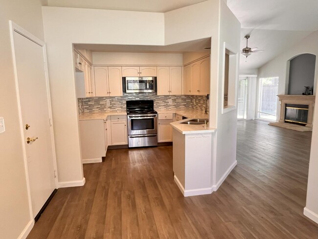 Building Photo - 1247 E Le Parc Dr
