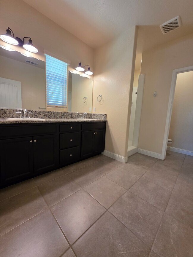 Building Photo - 3 bedroom 2 Bathroom available in desirabl...