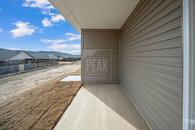 Building Photo - $1700! Beautiful 3 bed/ 2 bath home! SPRING SPECIAL $500 off first month's rent! Apply by 3/19/26!