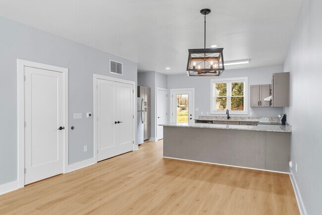 Building Photo - New Construction! Open Floorplan!