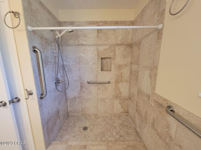 Building Photo - 738 Oak Ave