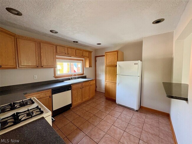 Building Photo - 605 Sackett Ave
