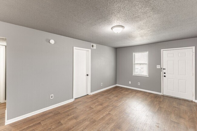 Building Photo - Greenbrier Apartments