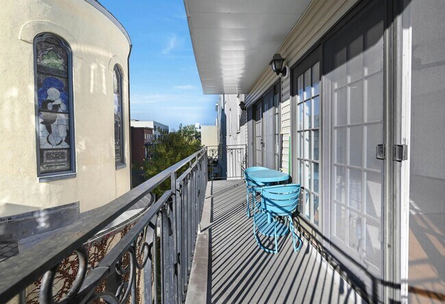 Building Photo - 64 Madison St