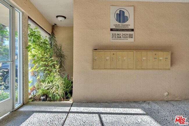 Building Photo - 1110 S Oakhurst Dr