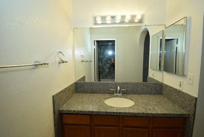 Building Photo - 2250 W Rockwell Dr