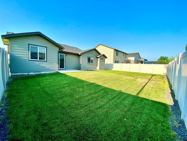 Building Photo - 4 Bedroom + Bonus with 2 baths available 8/22