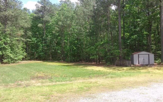 Building Photo - Country living in Glen Allen three bedroom...