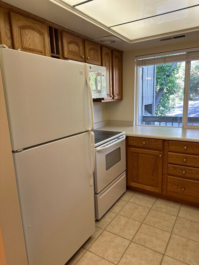 Building Photo - Waterbury Way condominium - utilities included