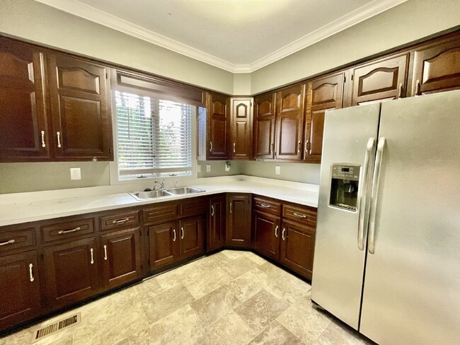 Building Photo - 4 Bed, 4 And A Half Bath Nest In Haymount