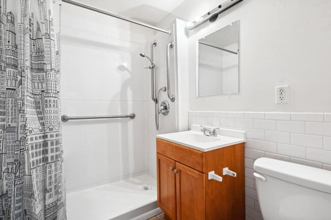 Building Photo - 112-114 Rockwood Ave - 114