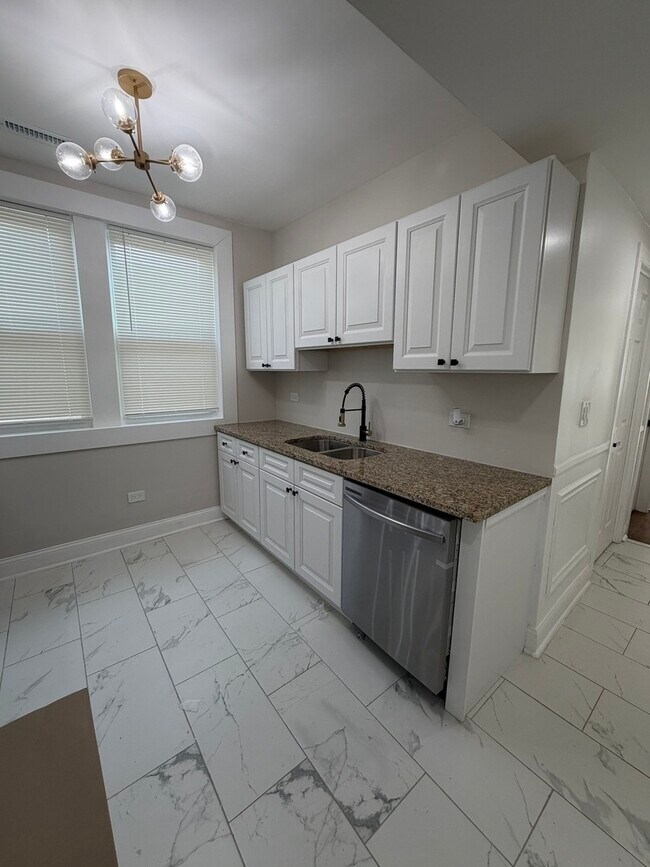 Building Photo - 1048 W Marquette Rd