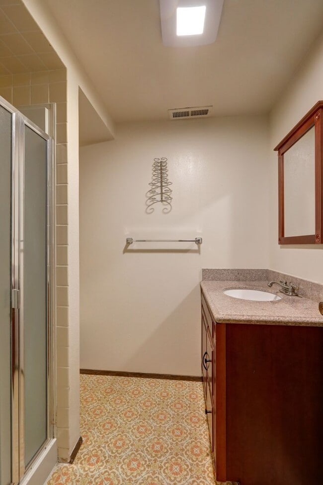Building Photo - Spacious 4BR 2.75BA Tri-level home in quie...