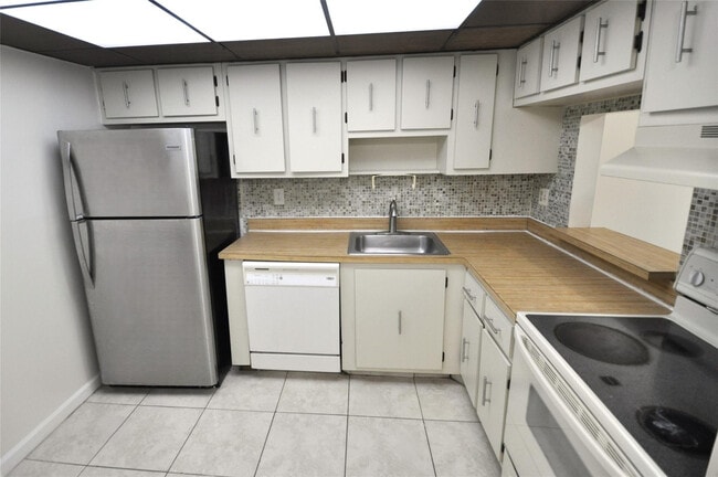 Primary Photo - 4354 NW 9th Ave