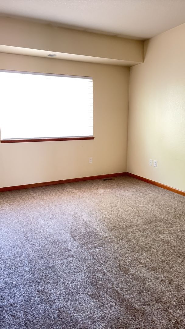 Building Photo - Spacious 3-Bed Home with Yard – Available Now