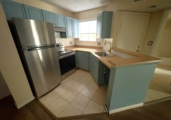 Building Photo - Plaza Millennium 1/1 first Floor