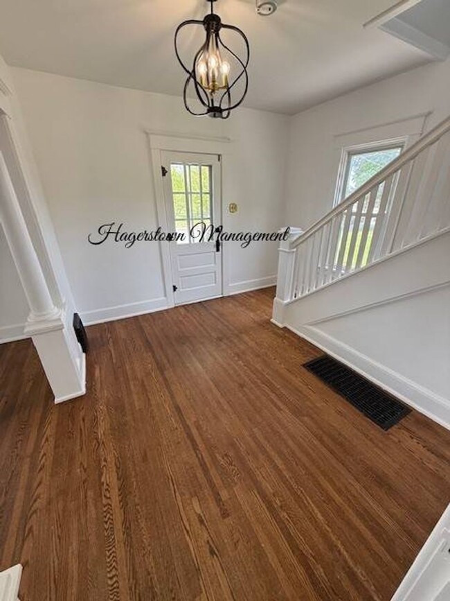 Building Photo - 3 BR W Oak Ridge Dr