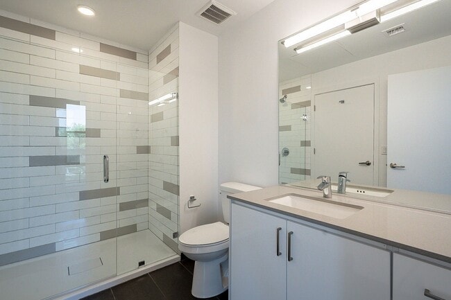 Building Photo - Live the Downtown Life! 2 Bedrooms!