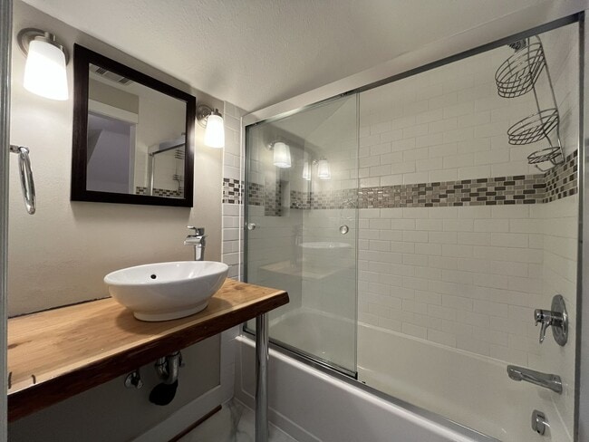 Building Photo - Charming 4-Bedroom Portland Home with Spac...