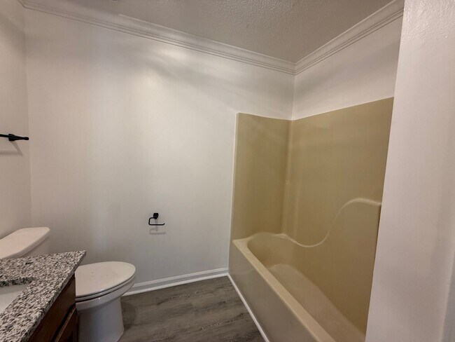 Building Photo - 425 Autumnwood Dr SW