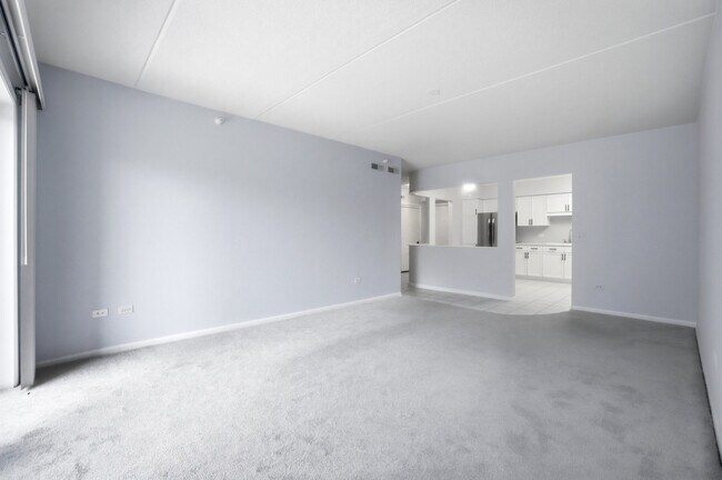 Building Photo - 650 S River Rd