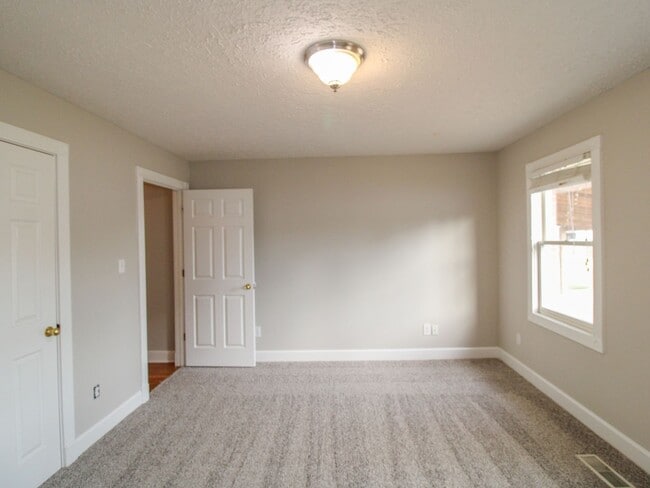 Building Photo - Spacious home!