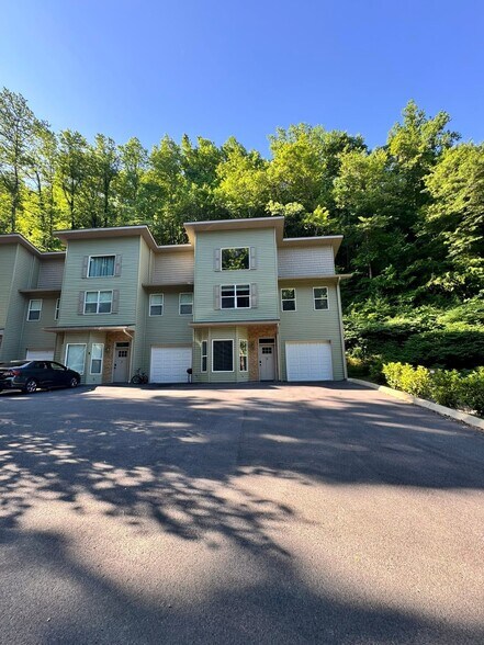 Primary Photo - 1008 Giles Way