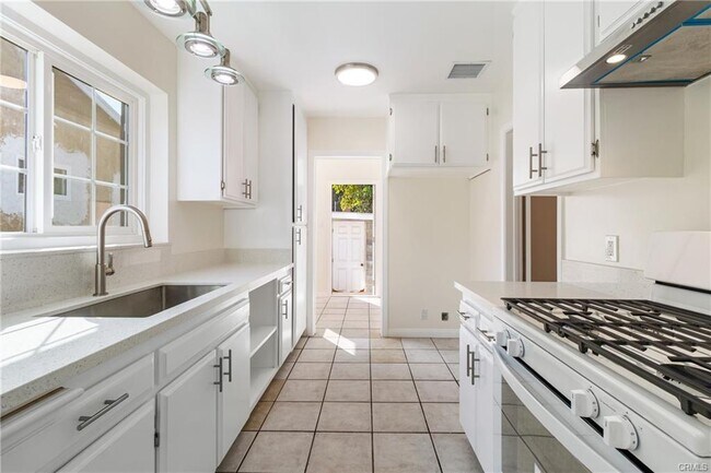 Building Photo - 14724 Strathern St