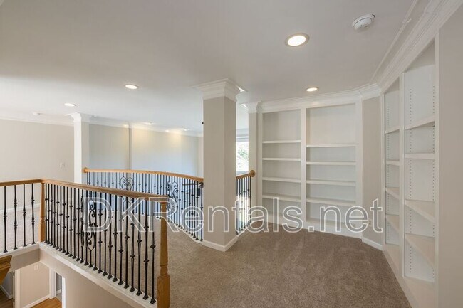 Building Photo - 841 Lakeglen Dr