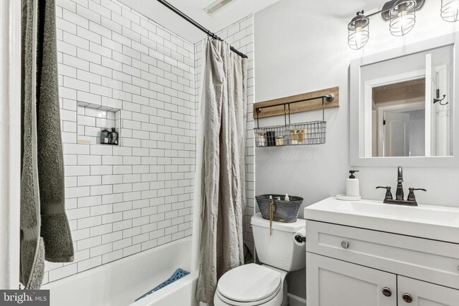 Building Photo - 215 Commons Dr NW