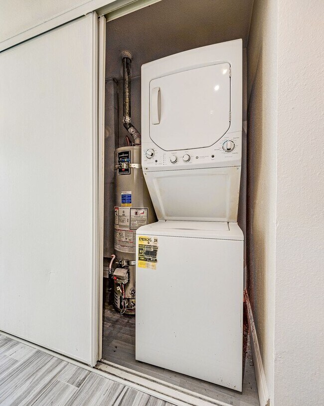 Building Photo - Charming Single-Level Townhome with Modern Flooring & Update Bathroom & Kitchen