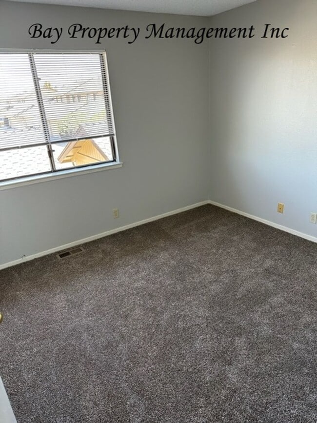 Building Photo - Gated Willowood condo with 3 bedrooms, 2 1/2 baths