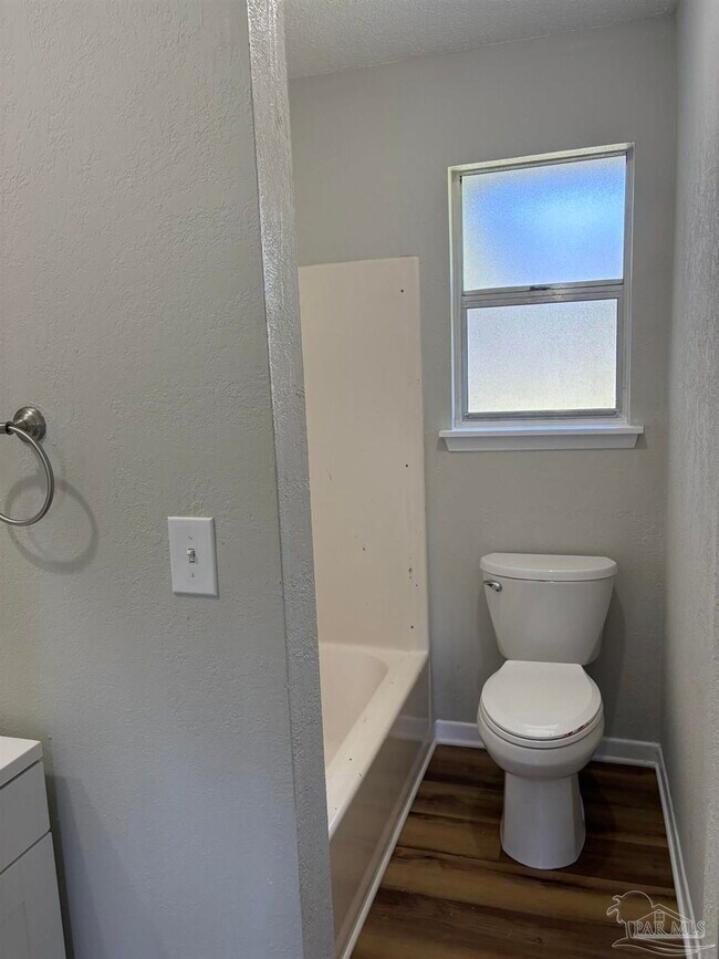 Building Photo - 1824 Iris Ln