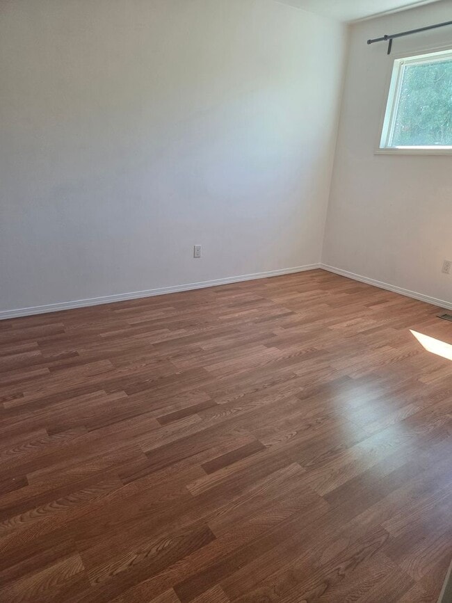 Building Photo - Very nice duplex 2 bedroom 1 bathroom