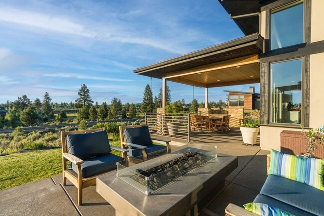 Building Photo - Beautiful home in the gated community of Tetherow