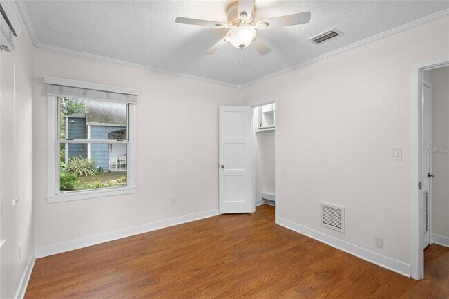 Building Photo - 605 N Amelia Ave