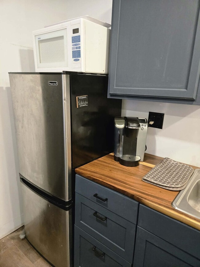 Building Photo - 11765 Glenfield Ave