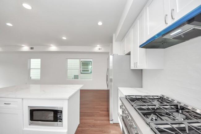 Building Photo - 611 E 39th St