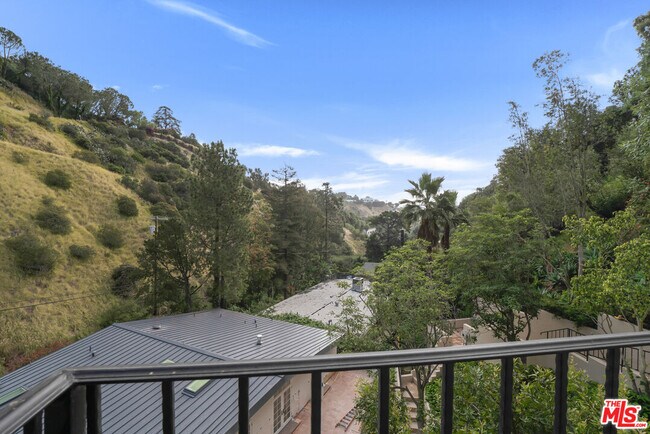 Building Photo - 10160 Cielo Dr