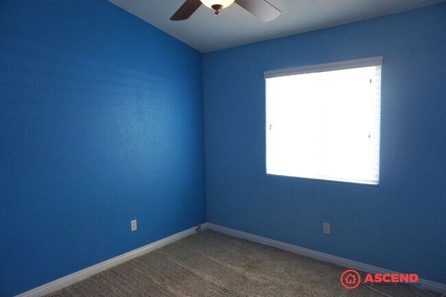 Building Photo - 3 Bedroom Home Near White Ln. & Gosford!