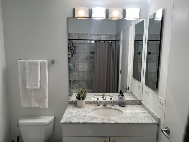 Building Photo - 565 W Quincy St